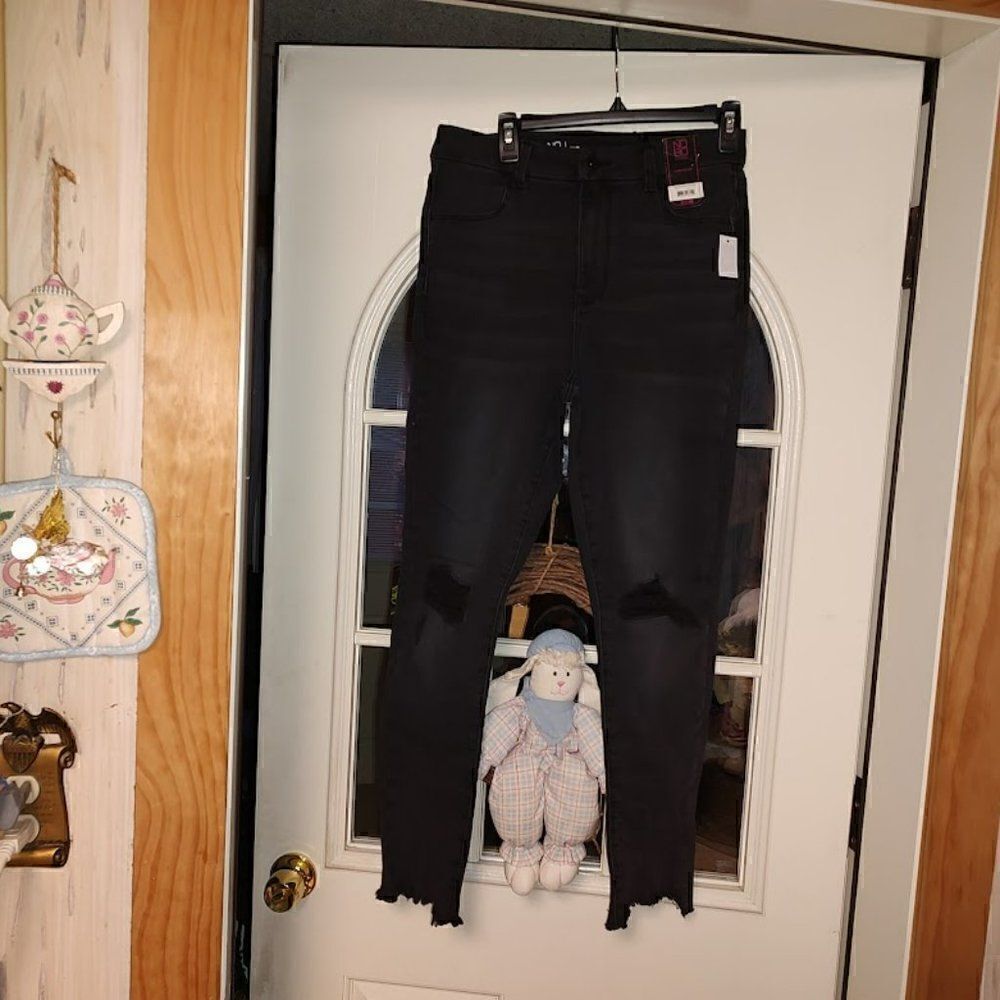 New No Boundaries Black Super High Rise Cozy Curvy Destructed Jeans Junior 13